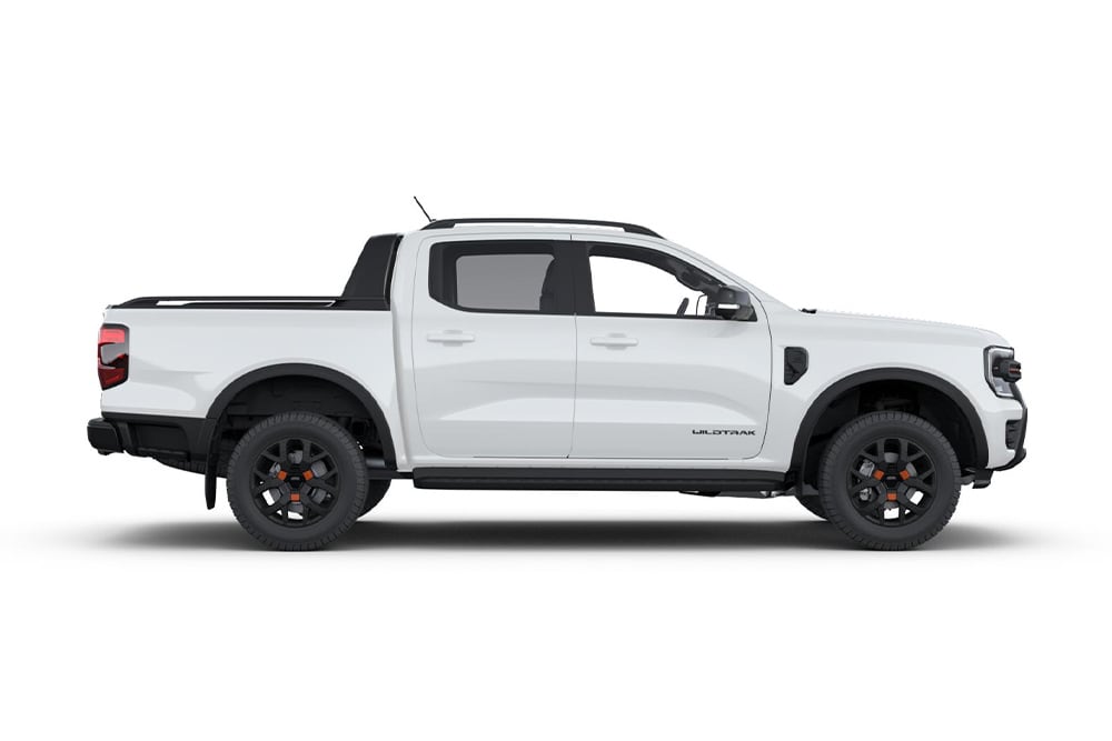 Boční pohled na bílý pick-up Ford Ranger super cab. Boční pohled na bílý pick-up Ford Ranger double cab.