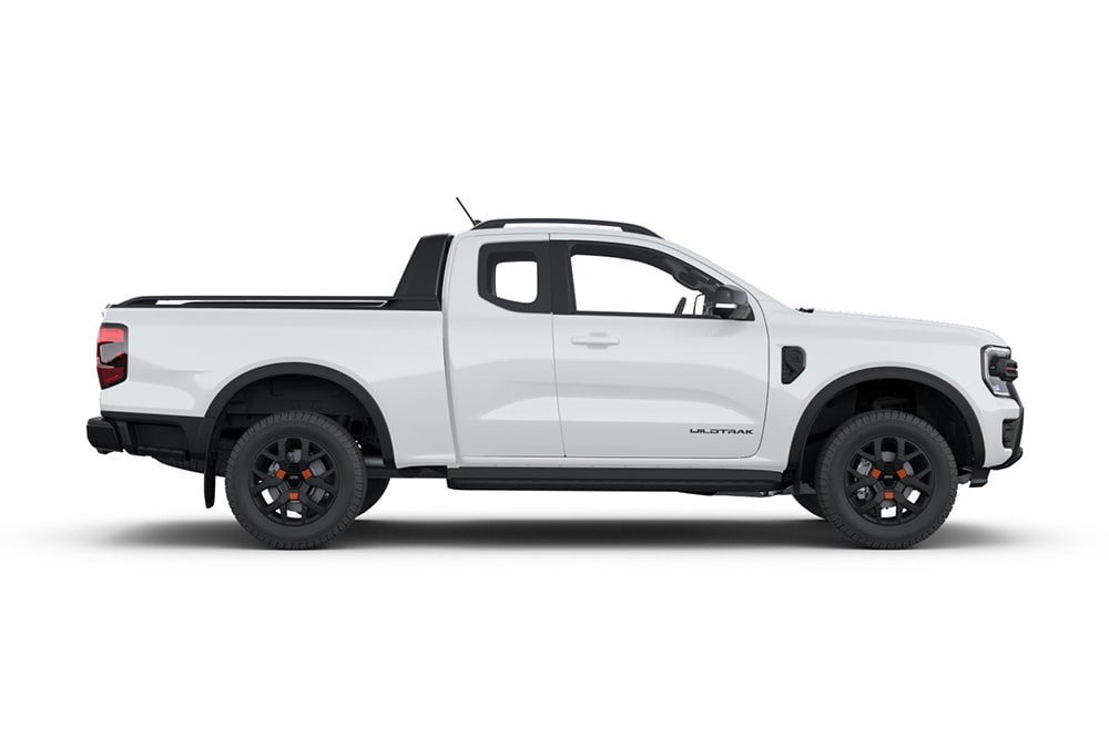 Boční pohled na bílý pick-up Ford Ranger super cab.