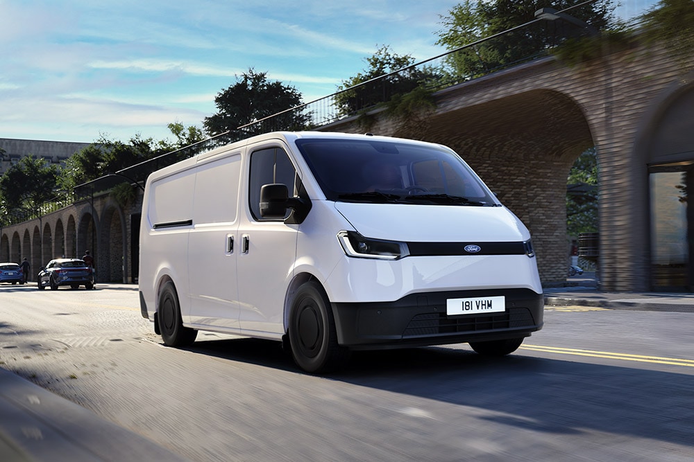 Bílá dodávka Ford Transit City® L1H1 jedoucí po městské ulici.