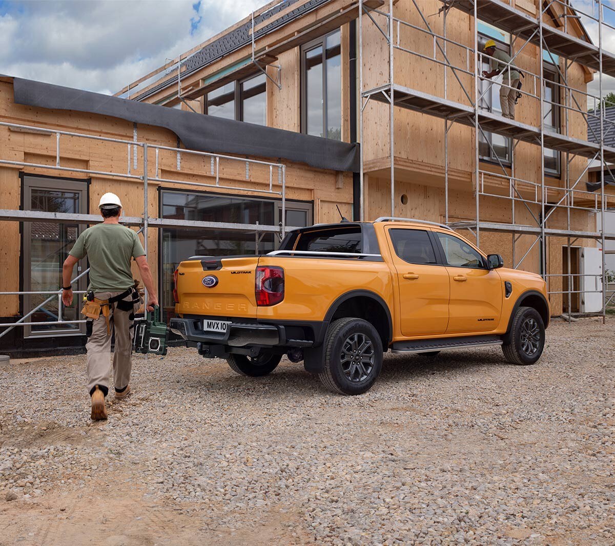 3/4 zadní pohled na nový Ford Ranger zaparkovaný u stavby