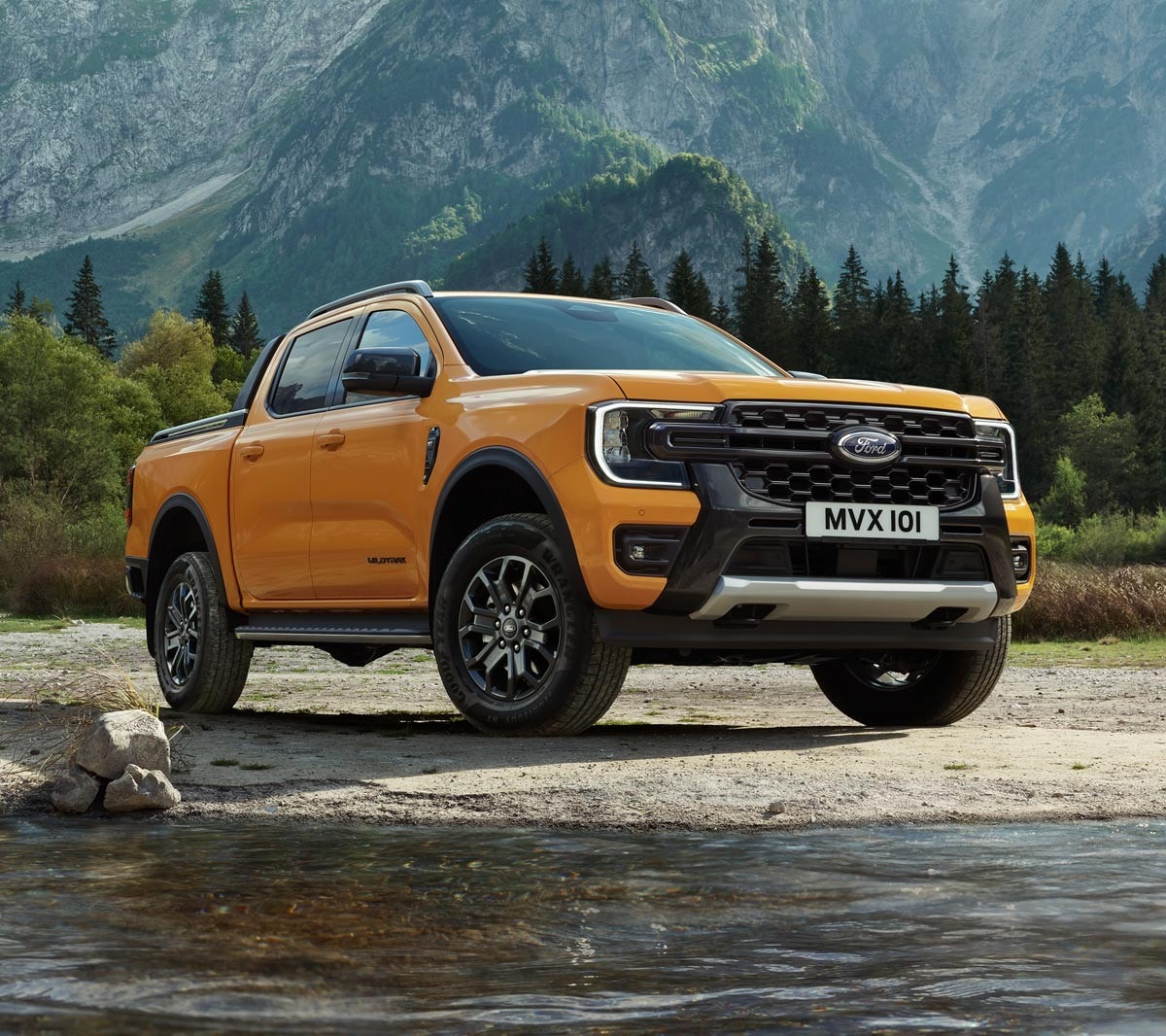 3/4 přední pohled na nový Ford Ranger Wildtrak zaparkovaný v blízkosti hor