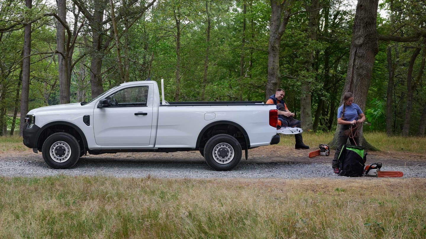 Boční pohled na Ford Ranger na štěrkové cestě