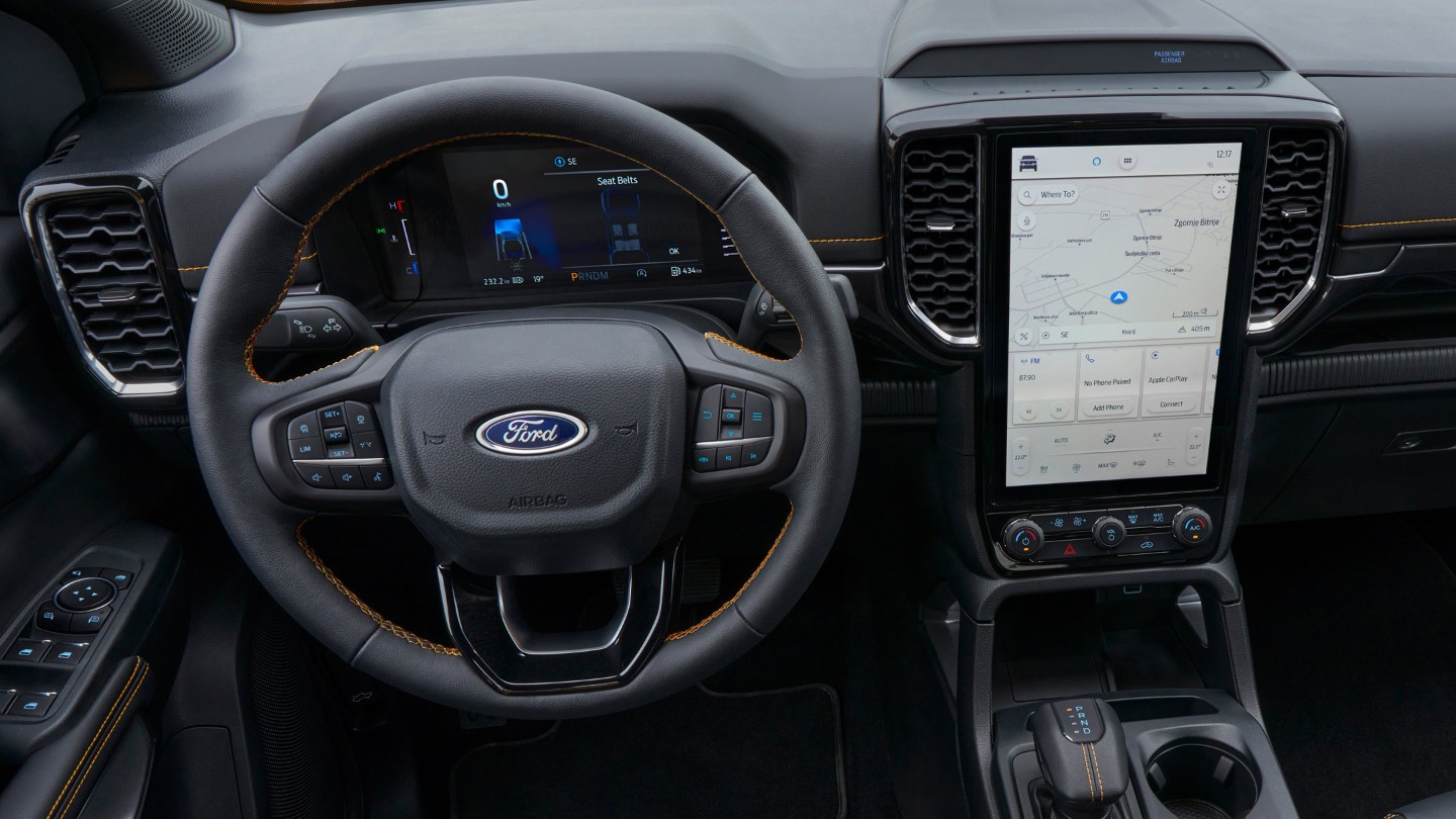 Pohled na interiér s palubní deskou modelu Ford Ranger Wildtrak