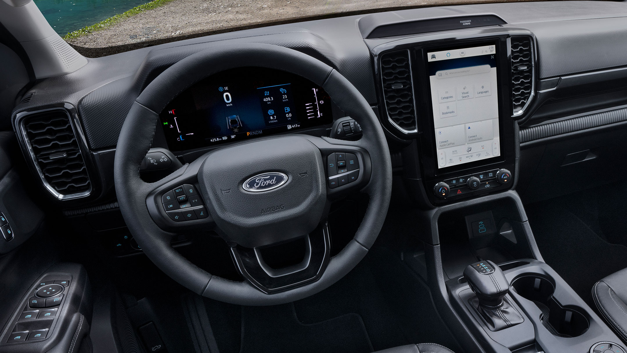 Pohled na interiér s palubní deskou nového modelu Ford Ranger