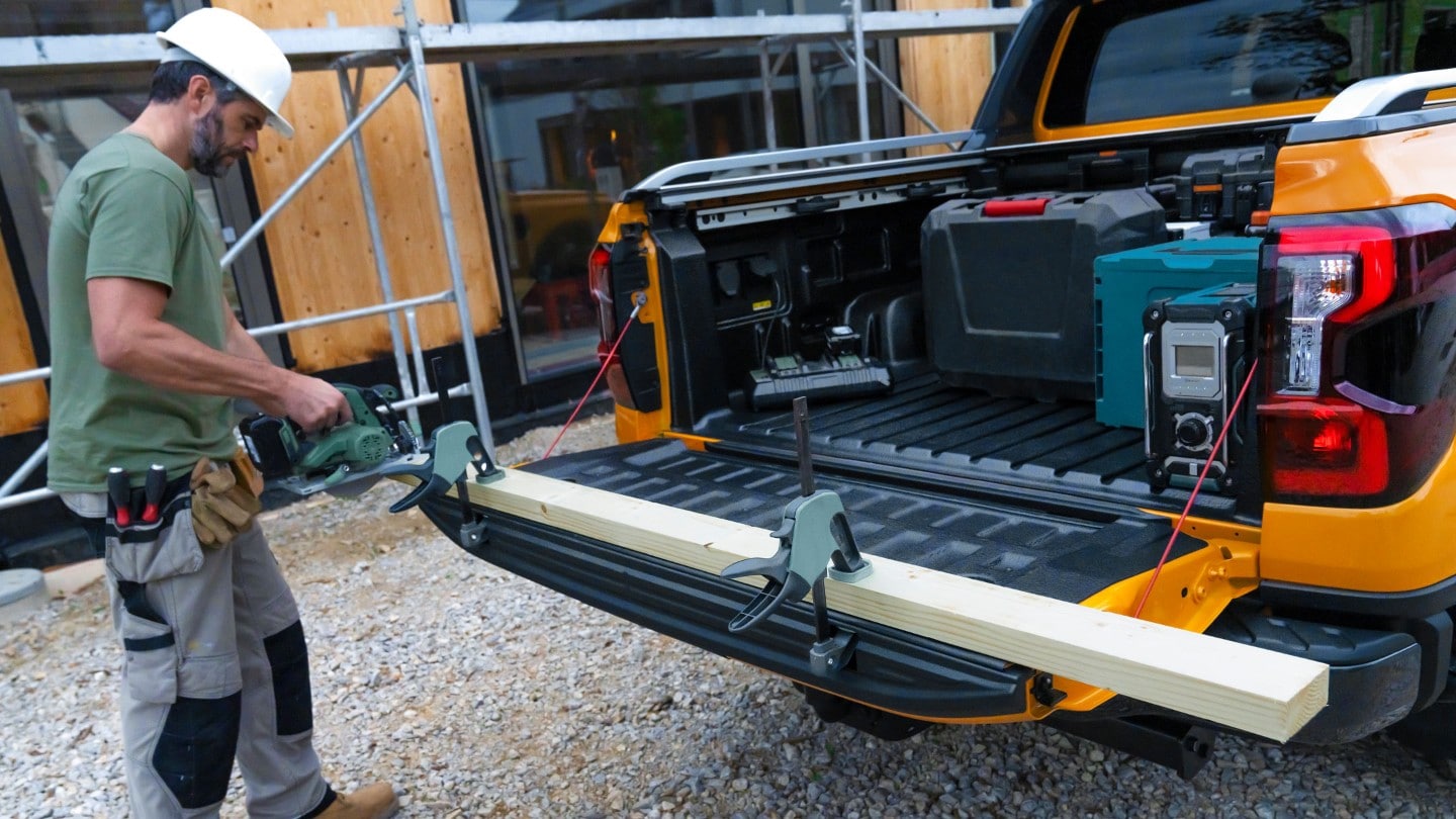 Víko korby jako dílenský pracovní stůl modelu Ford Ranger
