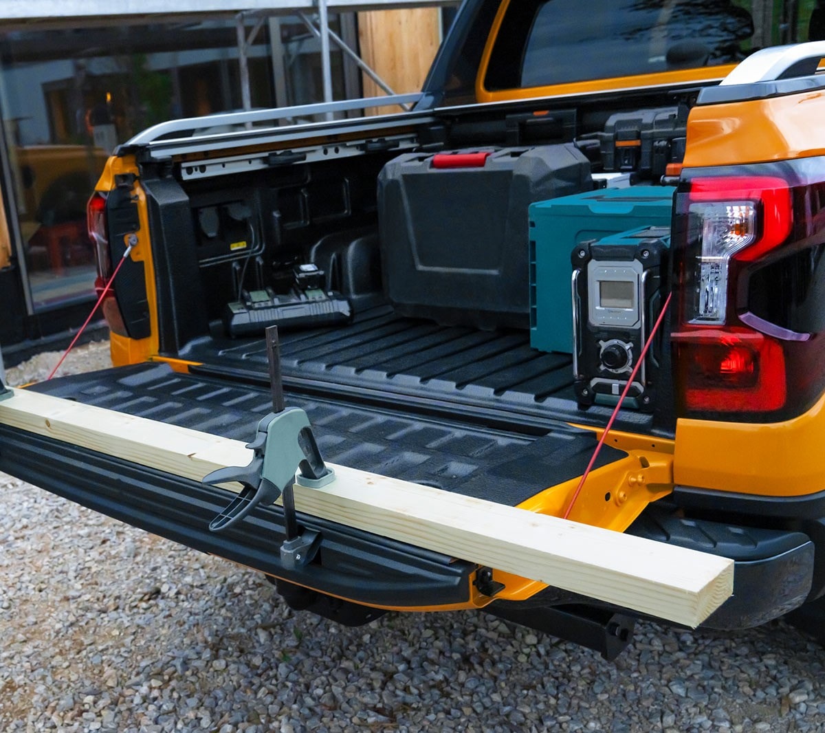 Víko korby jako dílenský pracovní stůl modelu Ford Ranger Wildtrak