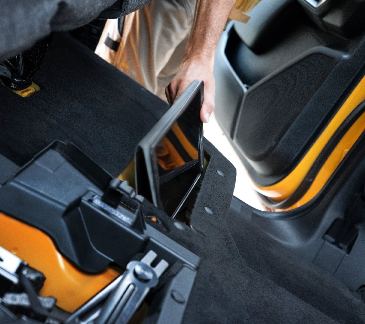 Odkládací prostor pod sedadly modelu Ford Ranger
