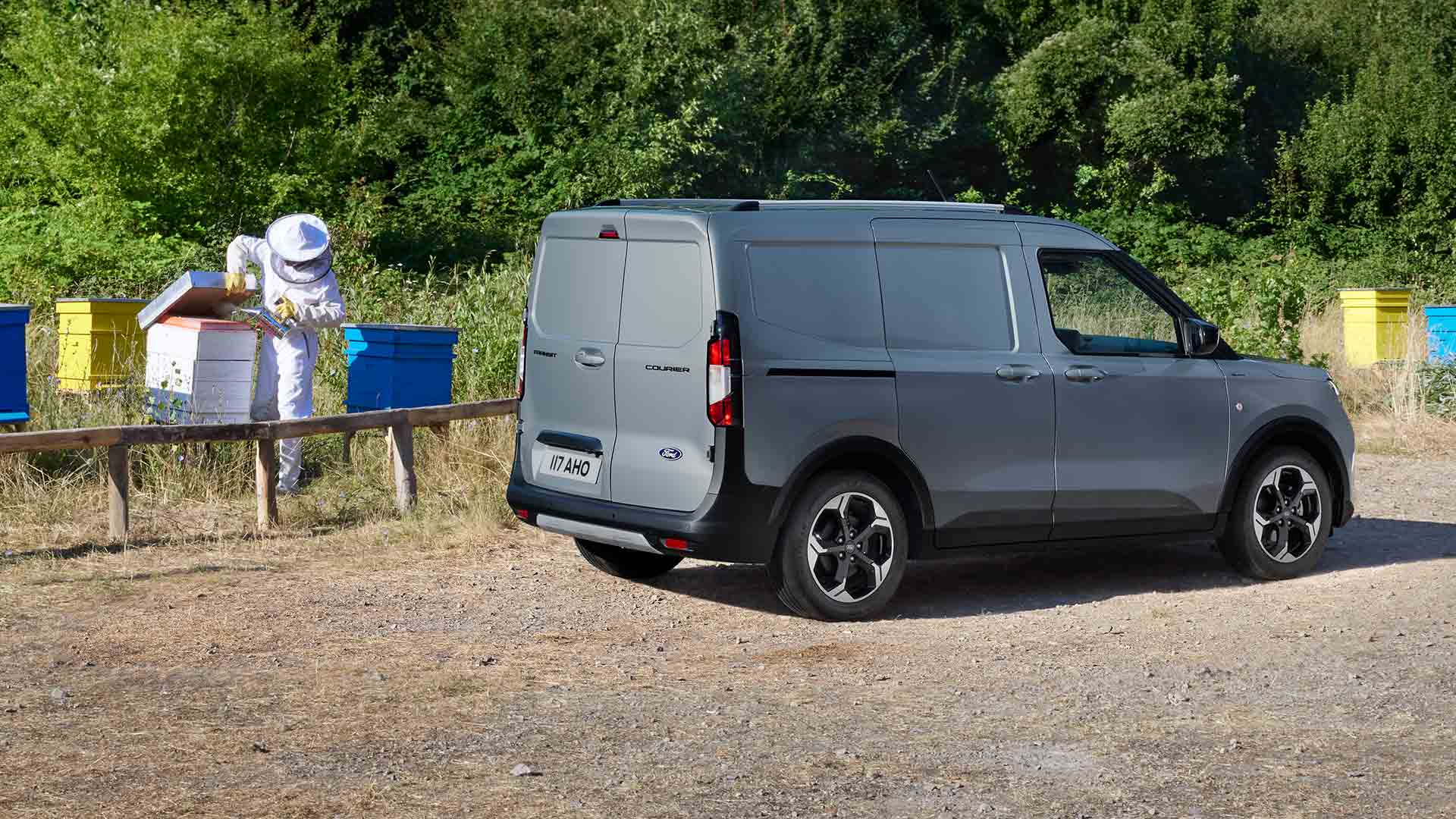 Osoba pracující vedle vozu Ford Transit Courier