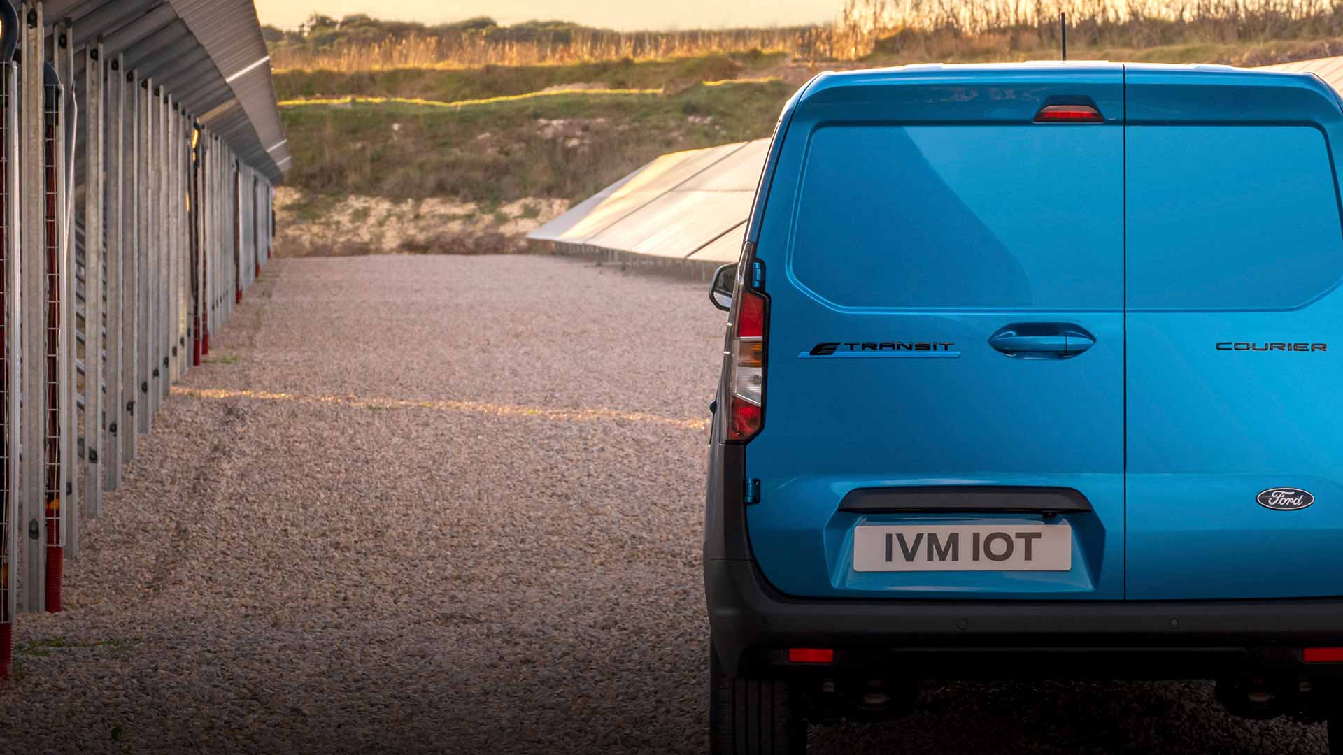 Ford E-Transit Courier v barvě modrá Digital Aqua, zadní pohled