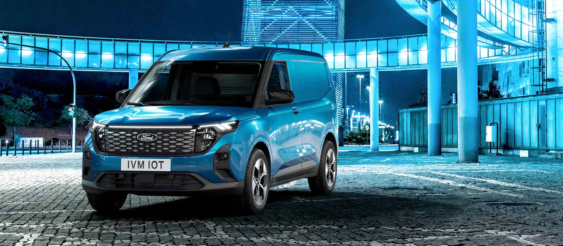 Ford E-Transit Courier v barvě modrá Digital Aqua, přední pohled