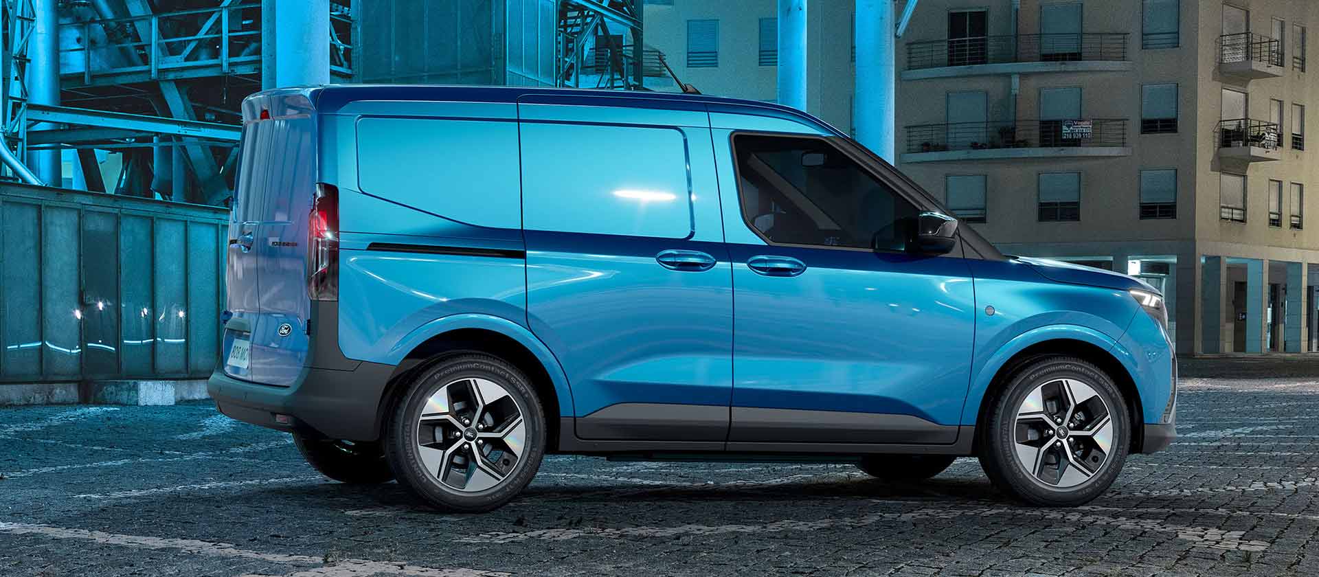 Ford E-Transit Courier v barvě modrá Digital Aqua