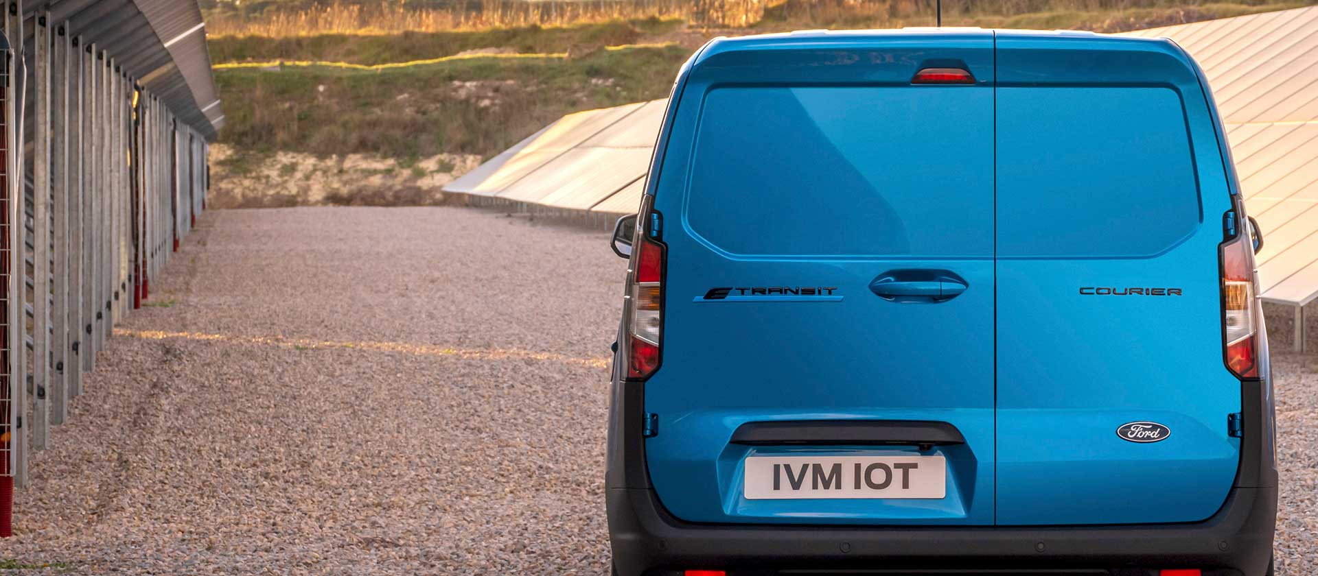 Ford E-Transit Courier v barvě modrá Digital Aqua, zadní pohled