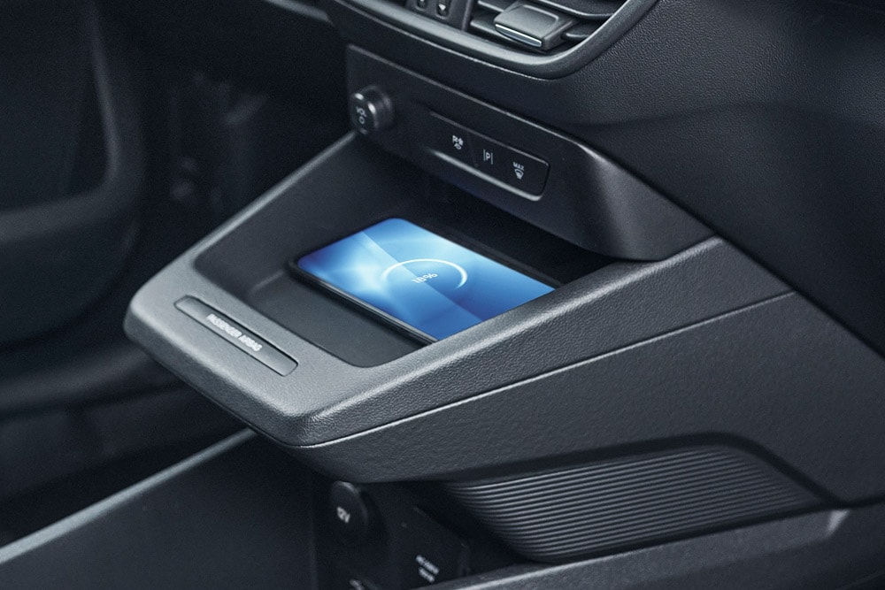 Ford E-Tourneo Courier bezdrátové nabíjení telefonu