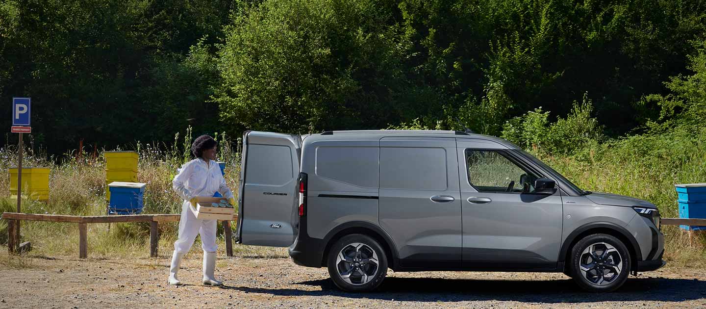 Ford E-Transit Courier v barvě stříbrná Solar, boční pohled