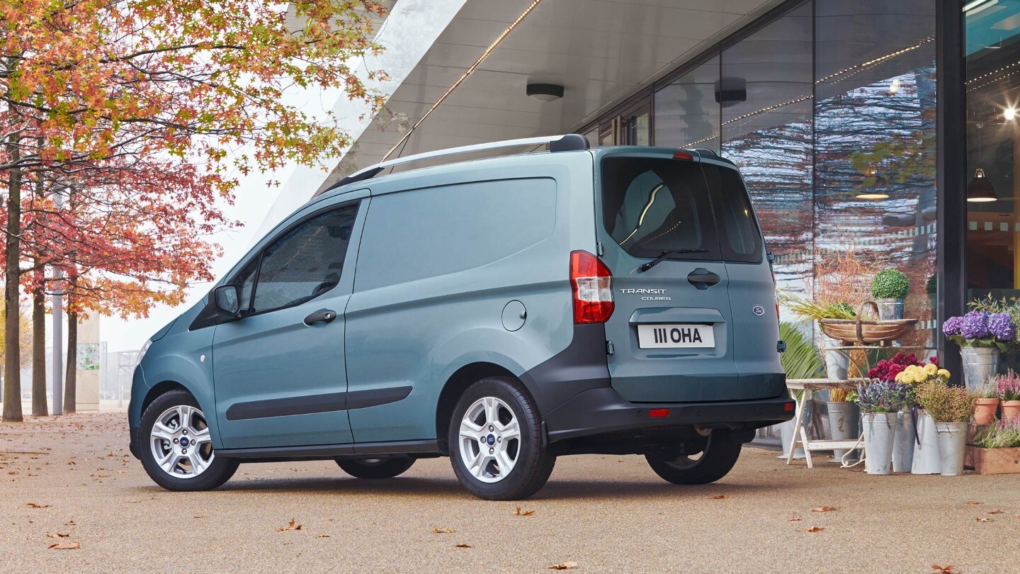 Ford Transit Courier před květinářstvím