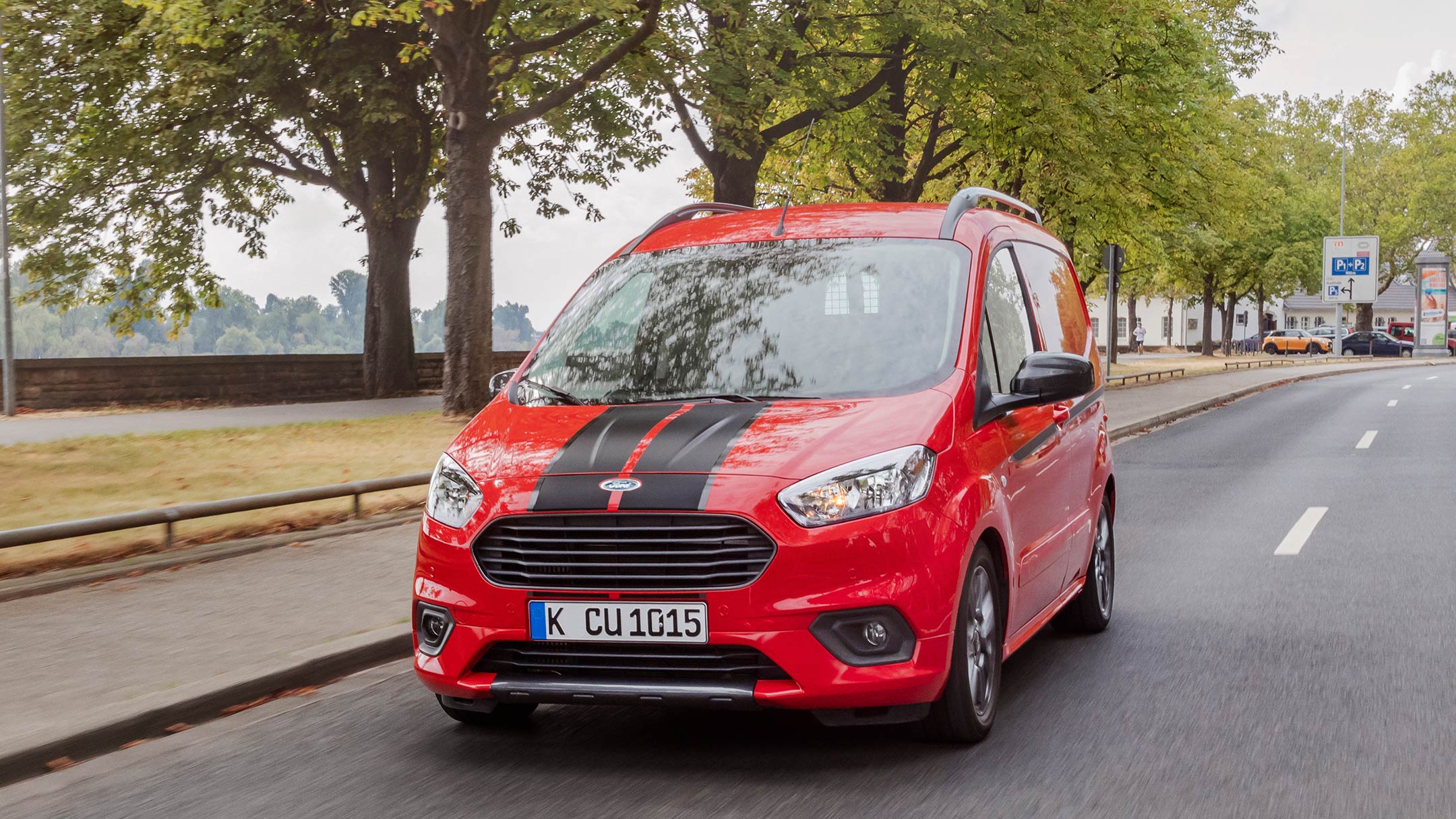 Červený Ford Transit Courier Sport Van za jízdy