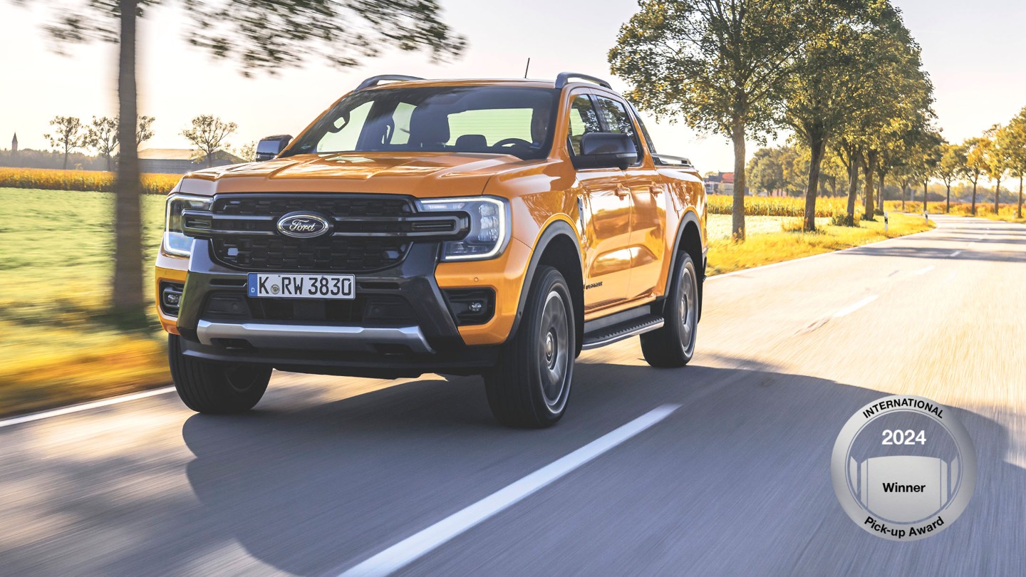 Ford Ranger při jízdě po silnici