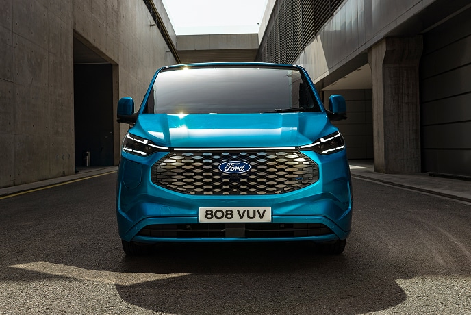 Pohled zepředu na modrou elektrickou dodávku Ford E-Transit Custom.