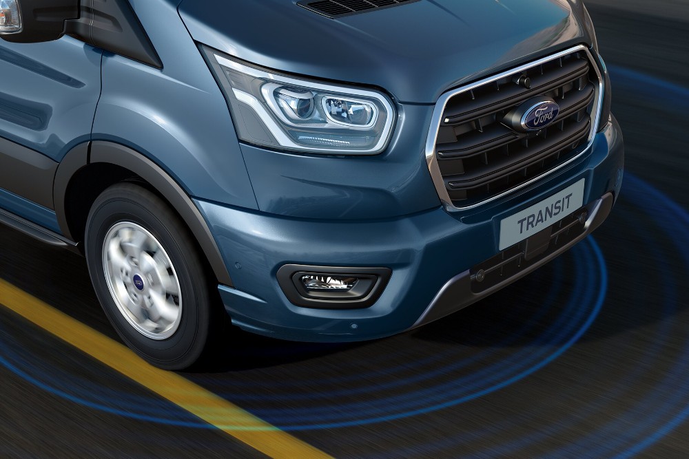 Dodávka Ford Transit s asistentem pro udržení v jízdním pruhu.